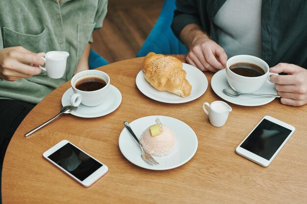 Foto de café preto e croissant