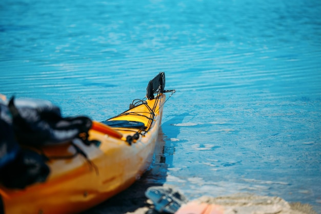 Foto de caiaque laranja no mar azul na Noruega no verão