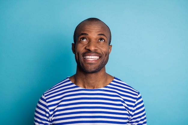 foto de cara afro-americana olhar copyspace radiante sorrindo isolado sobre fundo de cor azul
