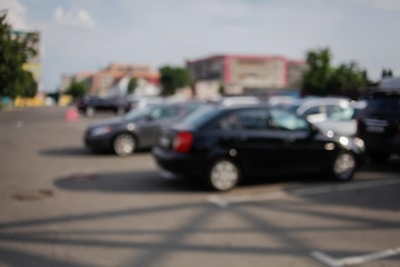 Foto de carros de estacionamento desfocados na cidade desfoque o carro  estacionado no estacionamento e na rua