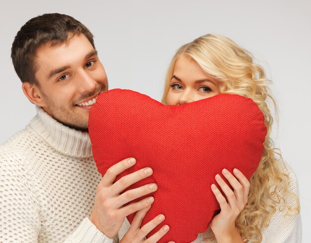 foto de casal de família em um suéter com coração (foco no homem)