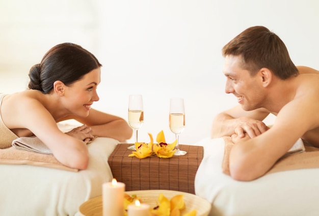 foto de casal em salão de spa bebendo champanhe