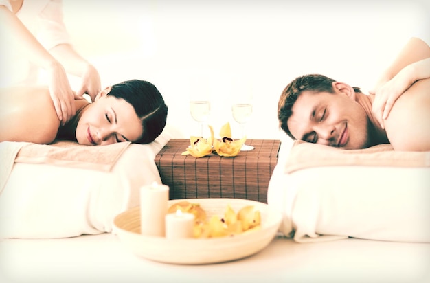 foto de casal em salão de spa recebendo massagem