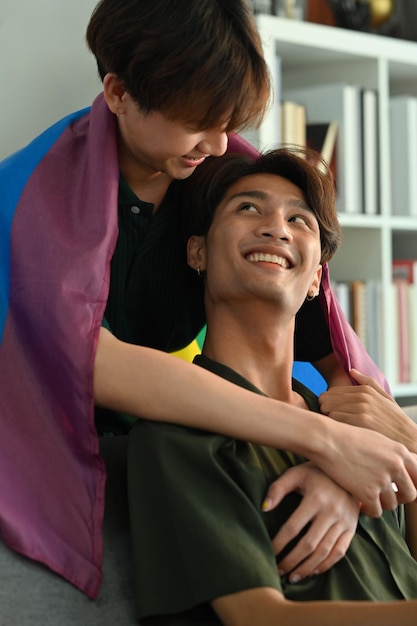 Foto de casal gay romântico se abraçando e olhando um para o outro conceito de relacionamento de amor e estilo de vida LGBT