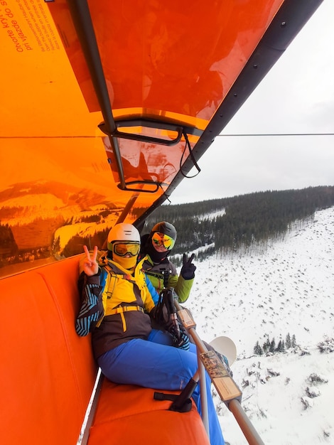 Foto de casal sorridente no espaço de cópia do teleférico de esqui
