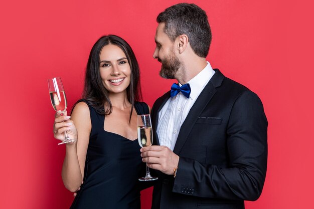 Foto de casal sorridente torcendo e comemorando com champanhe casal torcendo e comemorando