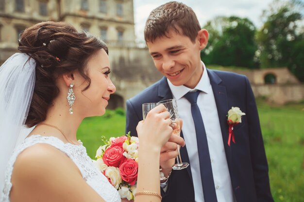 Foto de casamento da noiva e do noivo no parque do castelo