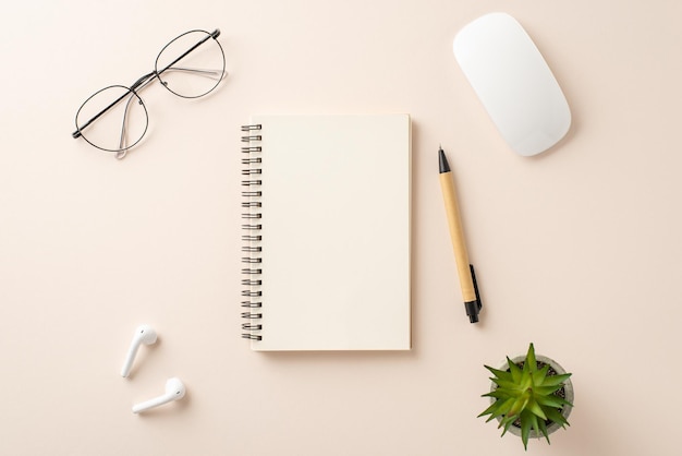 Foto de cima do local de trabalho do ofice com o caderno vazio aberto em fundo bege