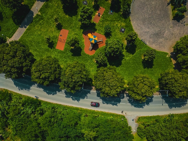 Foto de cima do Parque da Cidade e da estrada com um carro Itália Lombardia