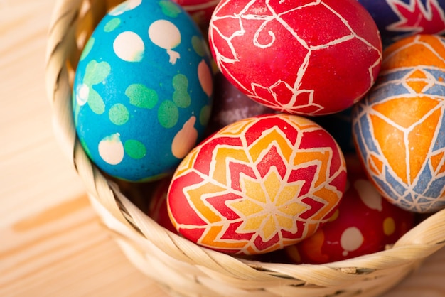 Foto de cima para baixo close-up de ovos de Páscoa na cesta em cima da mesa. celebração da páscoa