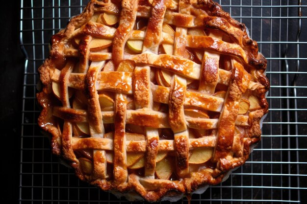 Foto de cima para baixo de uma torta de maçã esfriando em uma gradinha