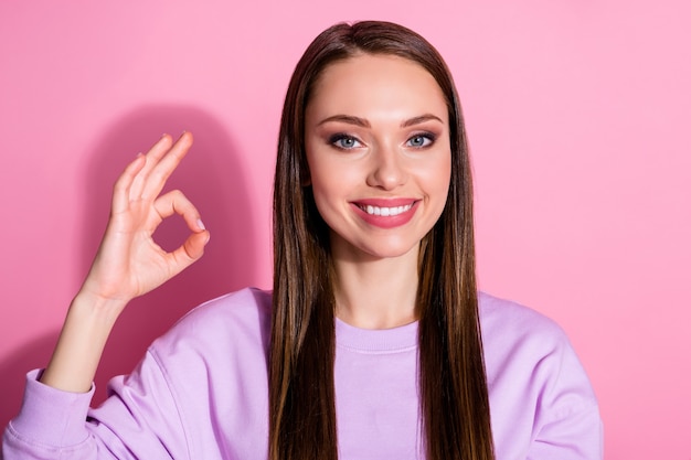 Foto de close de atraente senhora alegre mostrar símbolo ok bom humor expressando acordo aprovar qualidade especialista desgaste casual suéter roxo isolado fundo rosa cor pastel