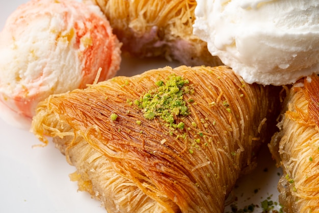 Foto de close de baklava turca servida com sorvete