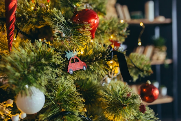 Foto de close-up de decorações de Natal na árvore de Natal, bolas vermelhas multicoloridas