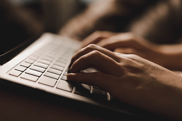 Foto de close-up de digitação no teclado, mensagem de digitação de mão de mulher asiática no laptop, conceito de digitação de Laptop.