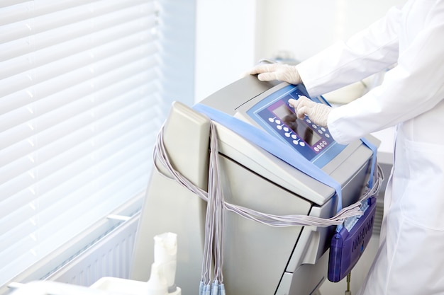 Foto de close-up de equipamento elétrico médico em hospital, médicos tratam pacientes com equipamentos modernos