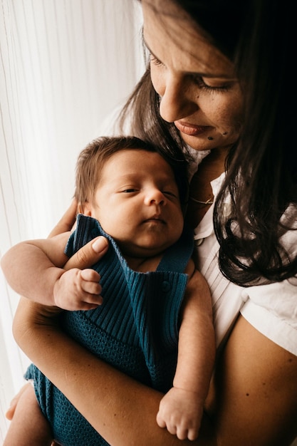 Foto de close-up de mãe carregando sua foto de bebê