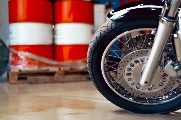 Foto de close-up de peça de motocicleta limpa e brilhante de alta potência