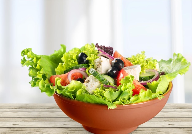 Foto de close-up de salada fresca com legumes em chapa branca