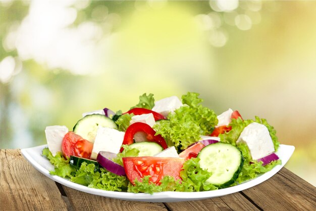 Foto de close-up de salada fresca com legumes em chapa branca