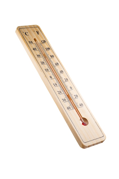 Foto de close up de termômetro de madeira em fundo branco.