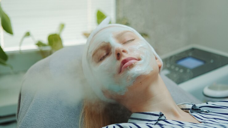Foto foto de close-up de tratamento profissional de cuidados da pele facial com um vaporizador de cosméticos no salão de beleza