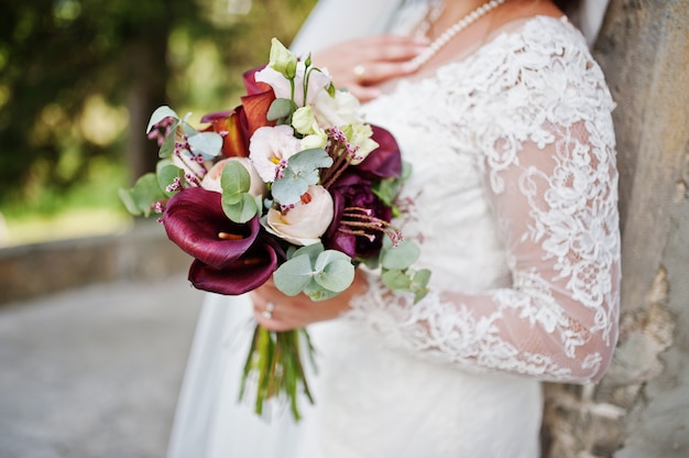 Foto de close-up de um buquê de casamento bonito nas mãos da noiva.