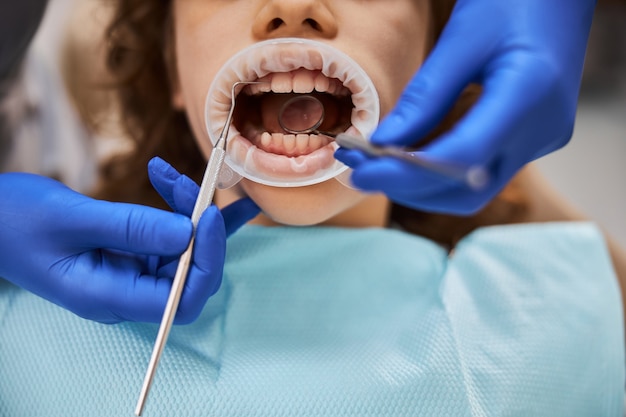 Foto de close-up de um dique de borracha dental descartável usado para manter os tecidos moles da boca protegidos de ferramentas odontológicas