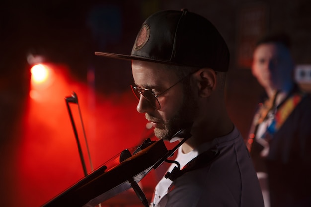 Foto de close-up de um homem tocando violino elétrico