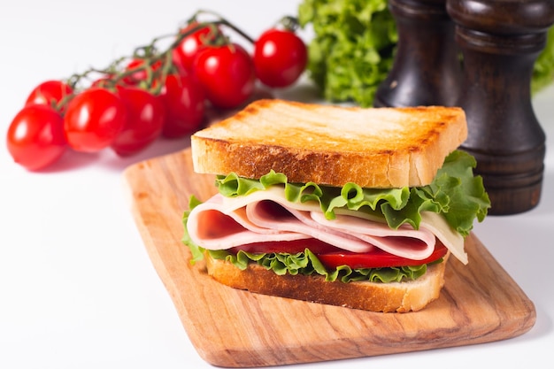 Foto de close-up de um sanduíche de clube americano. Conceito de fast-food.