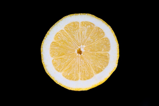 Foto de close-up de vista frontal de meio limão em um fundo preto