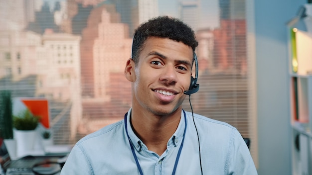 Foto de close-up do operador de serviço ao cliente de raça mista conversando com o cliente em call center