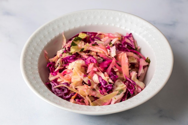 Foto de conceito de comida de salada de repolho fresca e deliciosa