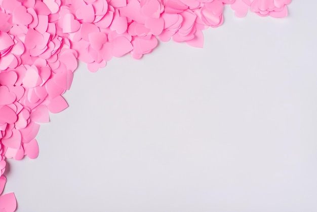 Foto de corações de cor pastel macias que anunciam borda com lugar branco para design de texto de espaço de cópia