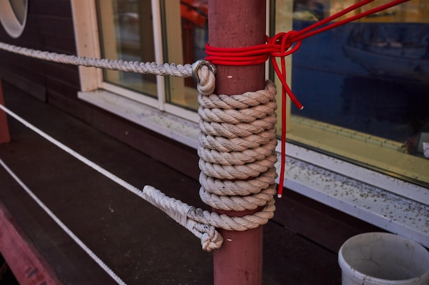 Foto de corda de barbante branca enrolada no cano Grades do cais Passeios de barco