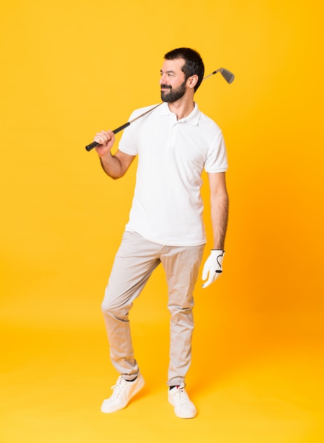 Foto de corpo inteiro de homem jogando golfe