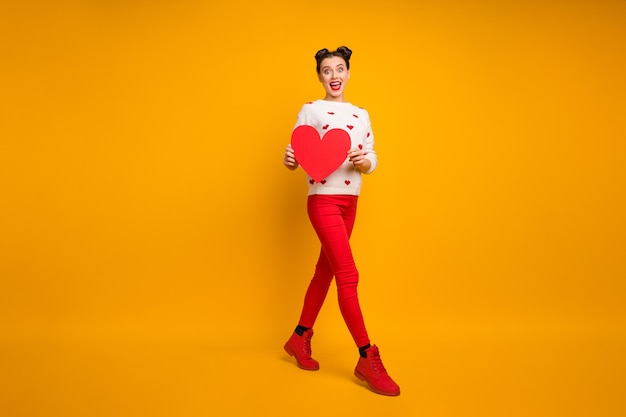 Foto de corpo inteiro de uma senhora muito engraçada segurar papel coração caminhada rua ideia criativa data convite namorado usar blusa de padrão de corações