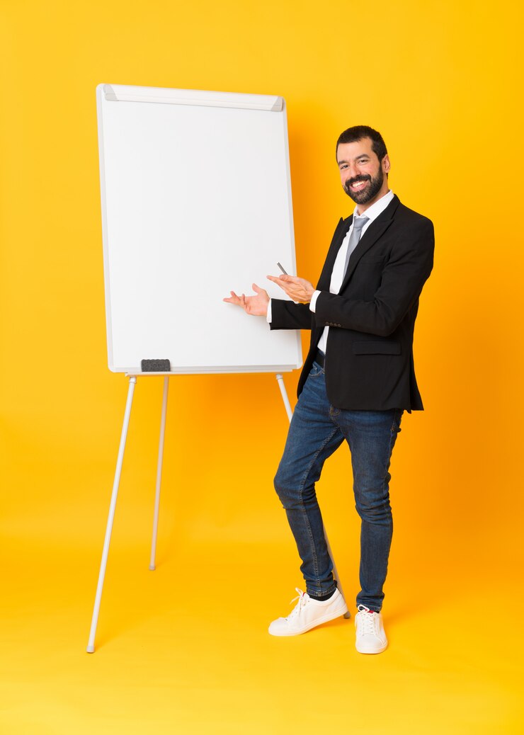Foto foto de corpo inteiro do empresário dando uma apresentação no quadro branco sobre amarelo isolado