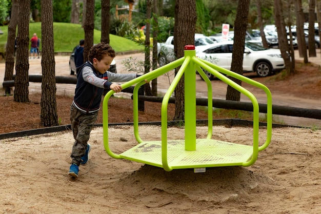 Foto de criança se divertindo no jogo giratório no parque