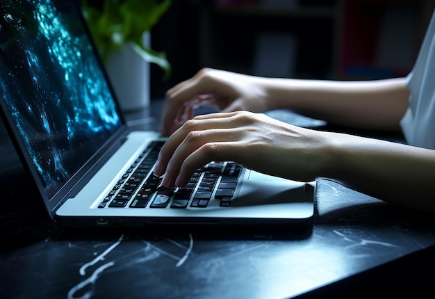 Foto de dedos de mãos femininas no teclado do computador enquanto digita