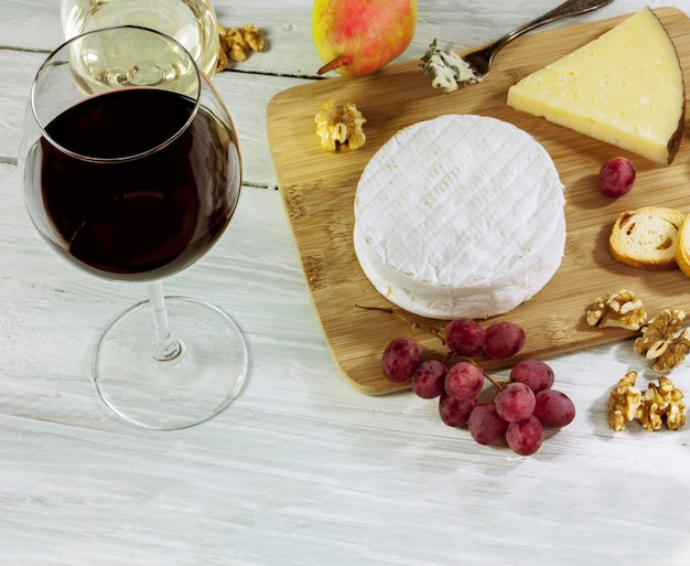 Foto de degustação de vinho e queijo com copyspace