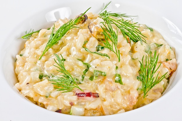 Foto de delicioso risoto com frutos do mar e endro