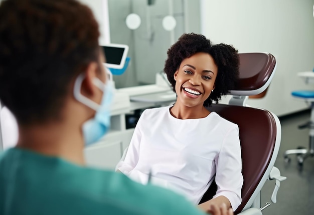 Foto de dentista fazendo tratamentos odontológicos profissionais