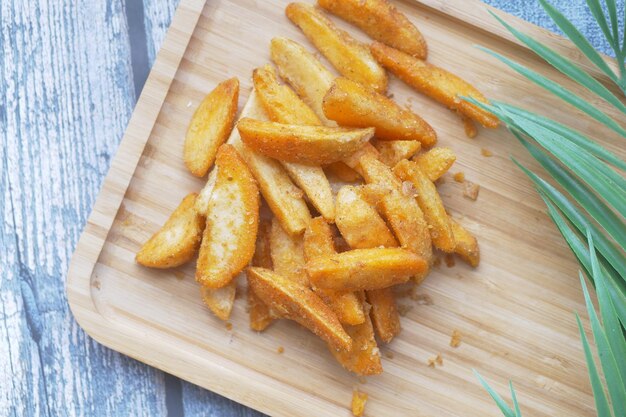Foto de detalhe de batatas fritas na mesa