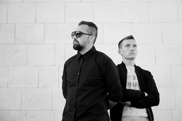 Foto de dois homens na rua em preto e branco