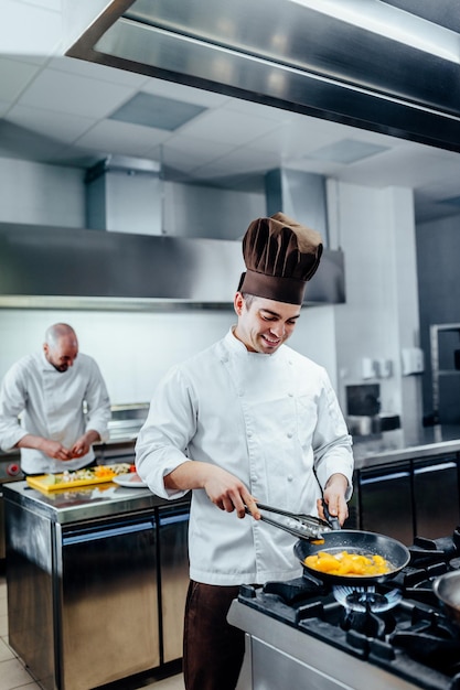 Foto de dois jovens chefs na cozinha