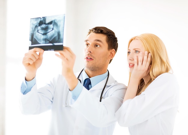 foto de dois médicos olhando para um raio-x