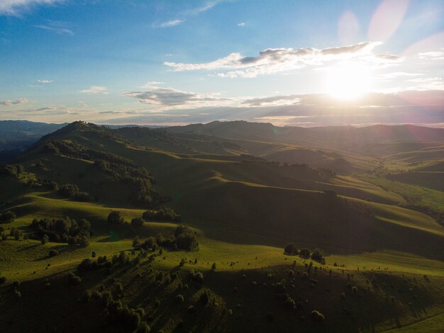 Foto de drone aéreo da beleza do amanhecer no pico