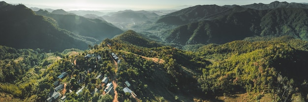 Foto de drone aéreo de natureza selvagem do norte da Tailândia de vale de montanha com colinas verdes cobertas