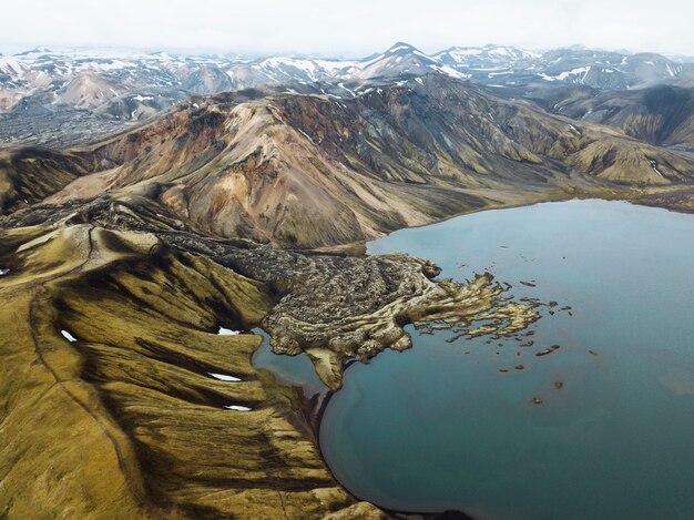 Foto de drone da cratera vulcânica Ljotipollur em Landmannalaugar, na Reserva Natural de Fjallabak, nas Terras Altas da Islândia